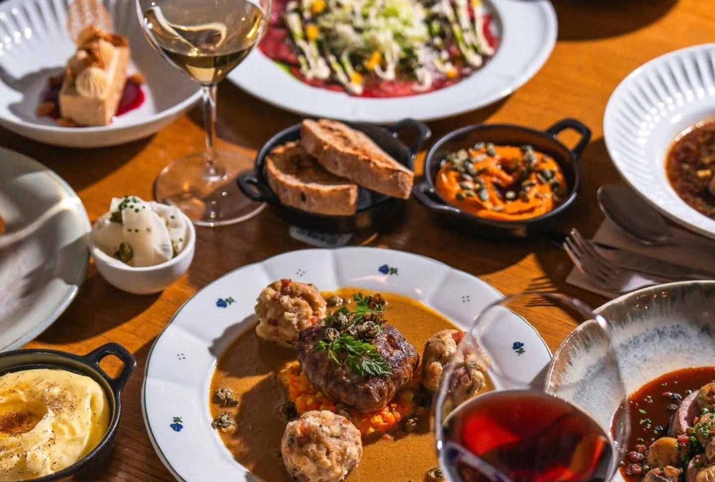 TADY CHUTNÁ láká na hřejivé podzimní menu a telecí specialitu s historií